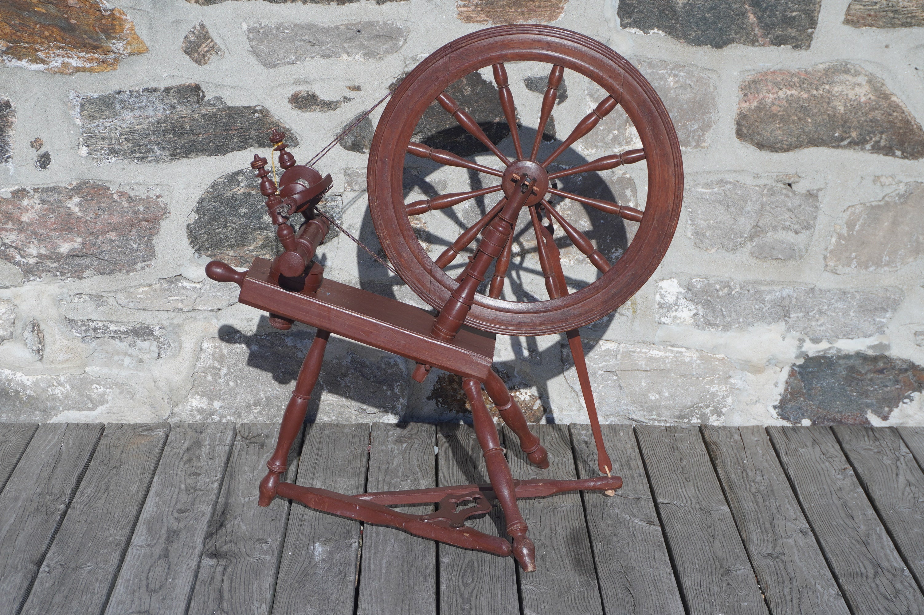 Rouet antique à double courroies