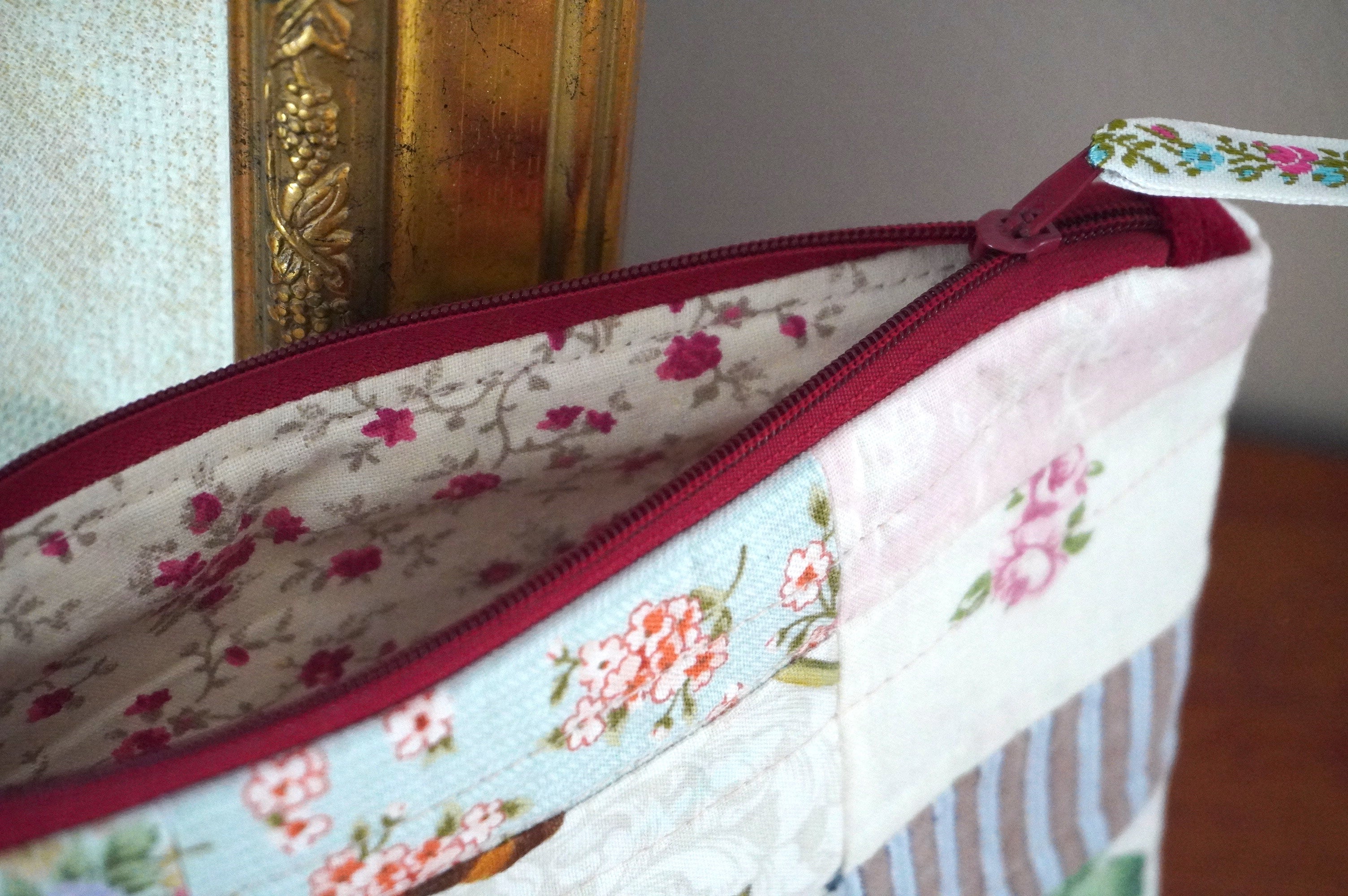 Petites fleurs rouges - Pochette patchwork
