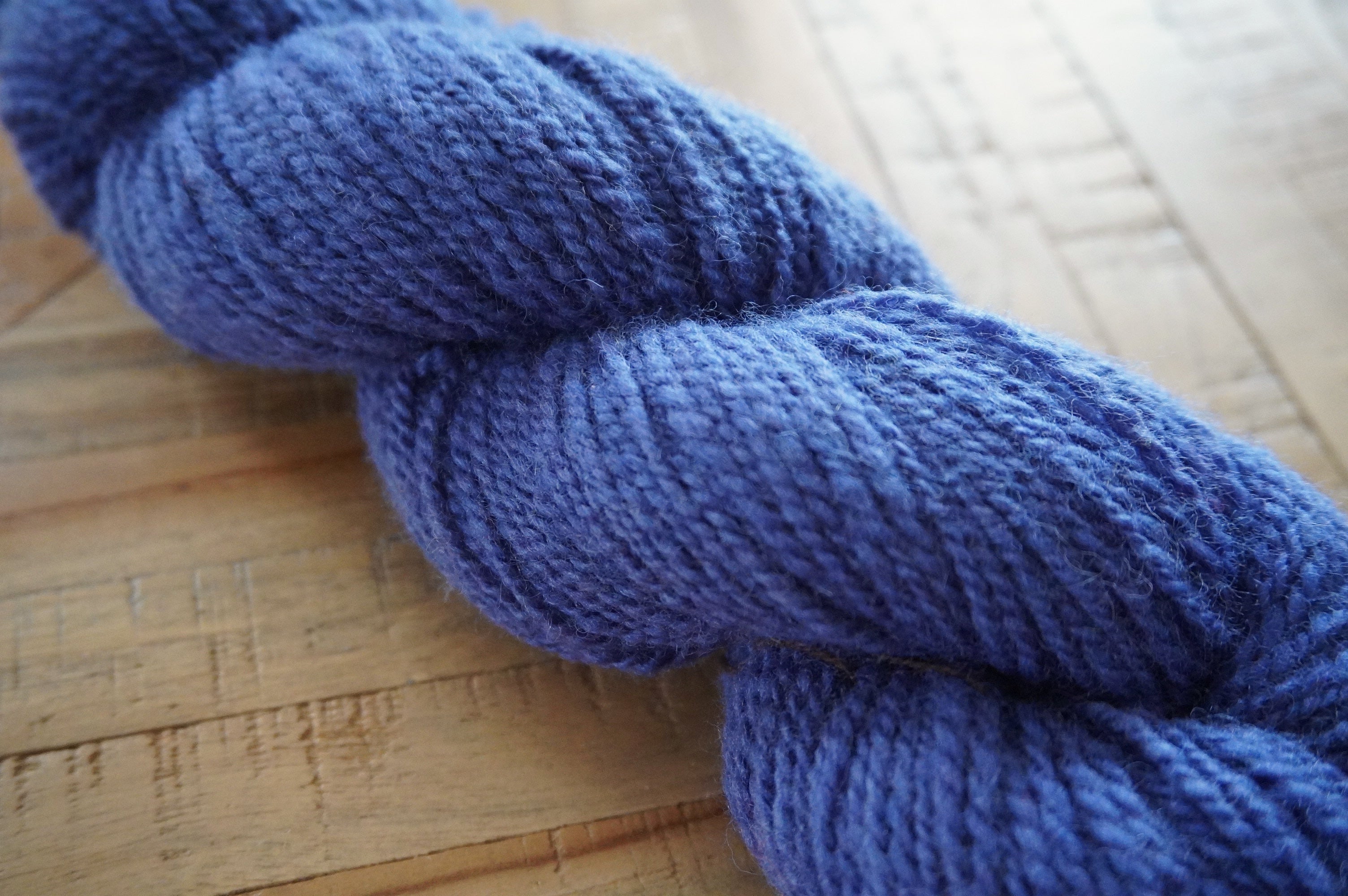 Laine Corriedale filée à la main grosseur Heavy Worsted
